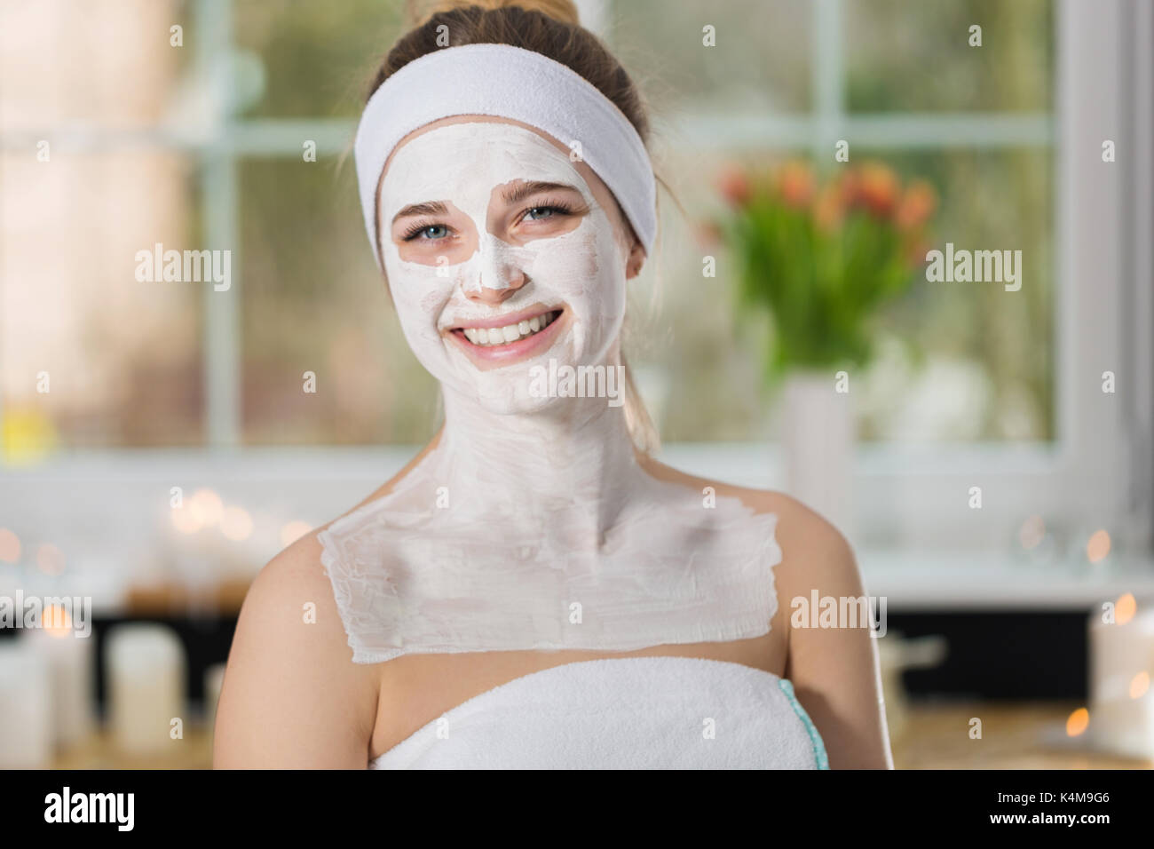 Femme lors d'un soin spa avec masque sur son visage Banque D'Images