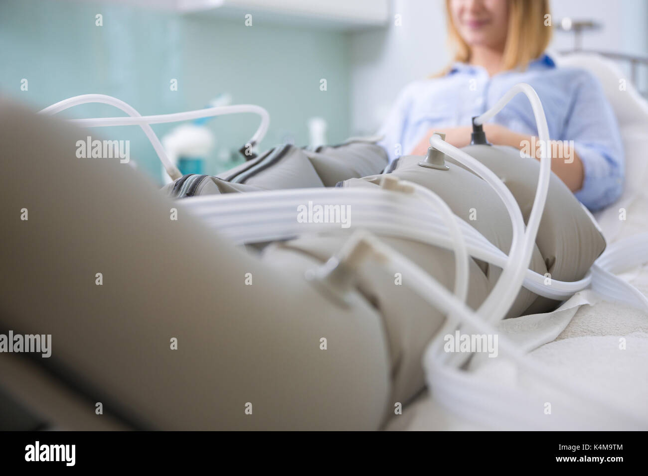 Femme à l'esthéticienne massage hypotensive raffermissant pendant Banque D'Images