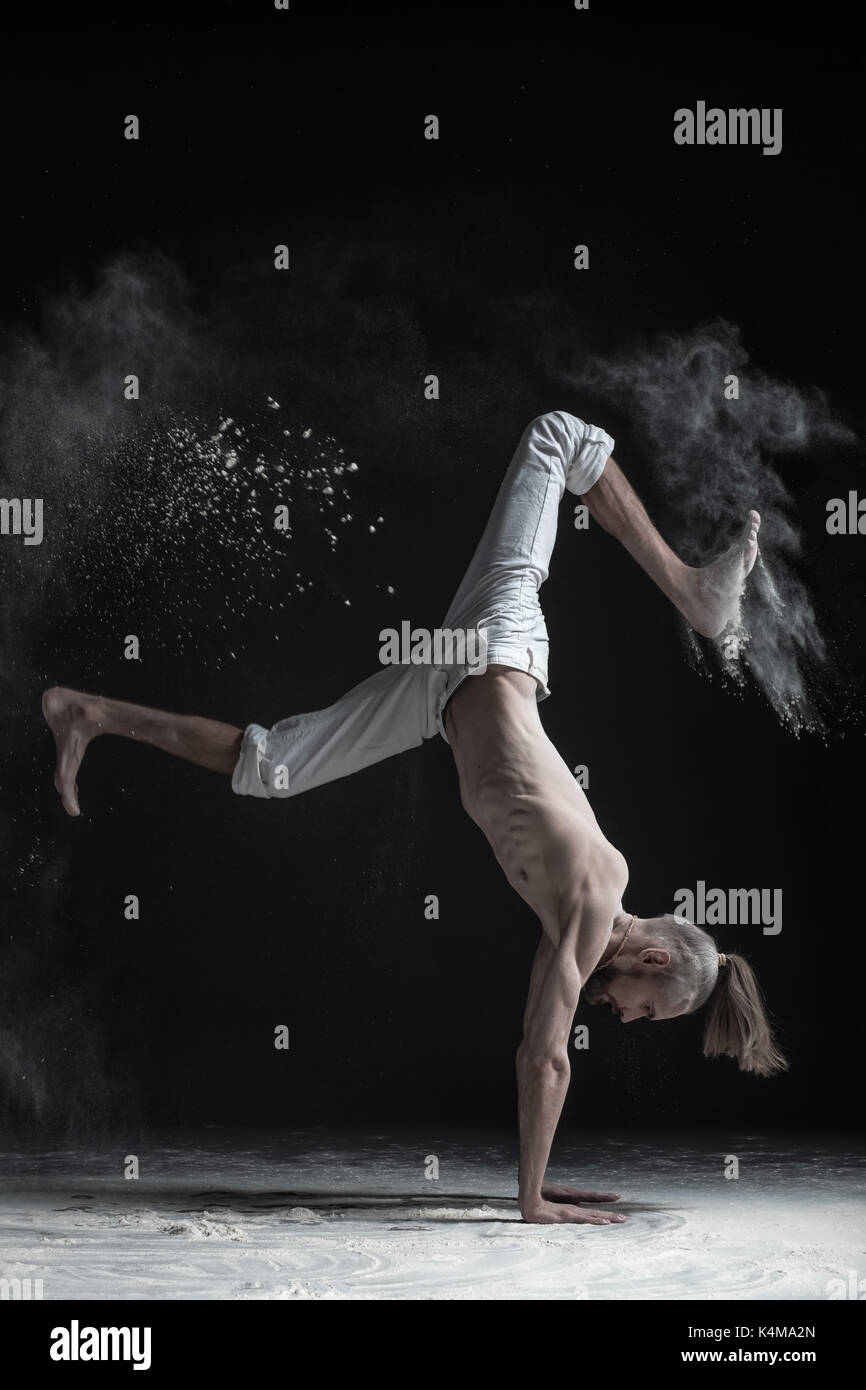 Yoga souple homme balance main vrischikasana asana. Banque D'Images