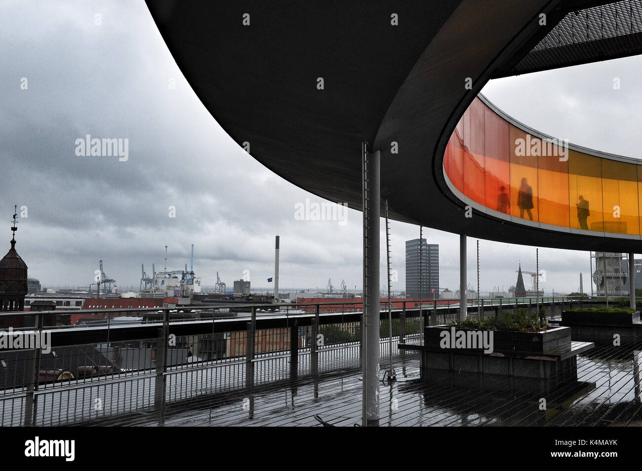 Votre 'Panorama' Arc-en-ciel, Olafur Eliasson spectaculaire de l'œuvre d'art sur le toit de la das Kunstmuseum à Aarhus, Danemark Banque D'Images