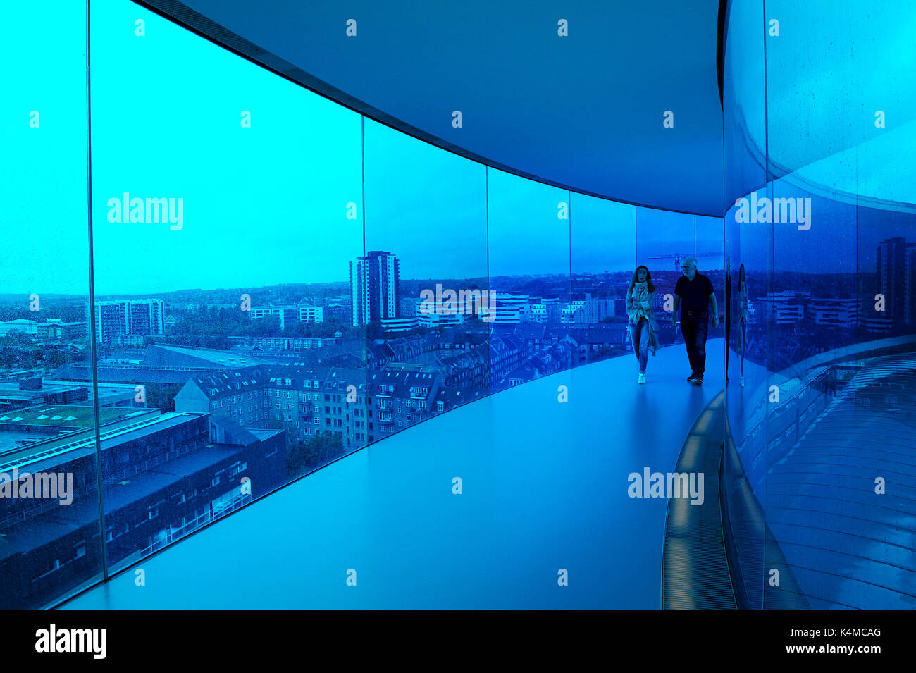 Votre 'Panorama' arc-en-ciel, Olafur Eliasson spectaculaire de l'œuvre d'art sur le toit de la das Kunstmuseum à Aarhus, Danemark Banque D'Images