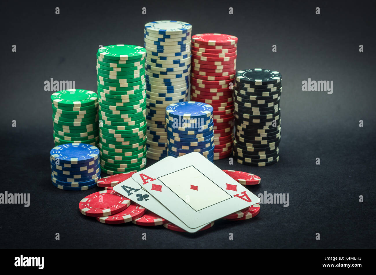 Paire de jetons de poker gagnant ace, empilés et paire d'as, fond noir. Banque D'Images