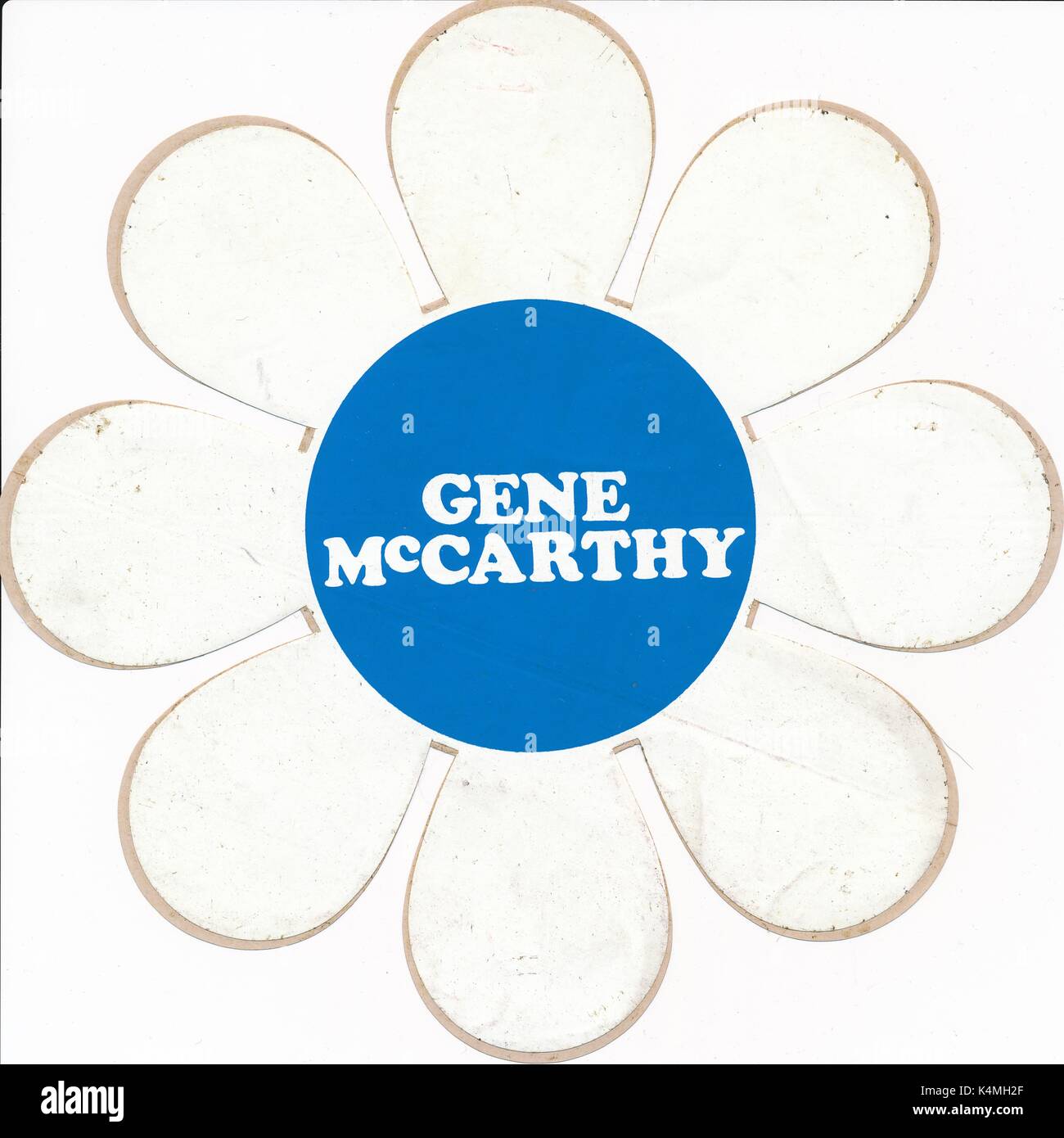 Bumpersticker politicien pour la campagne d'Eugene mccarthy président des États-Unis, avec un motif de fleurs avec coloration bleu et blanc lettrage, 1968. Banque D'Images