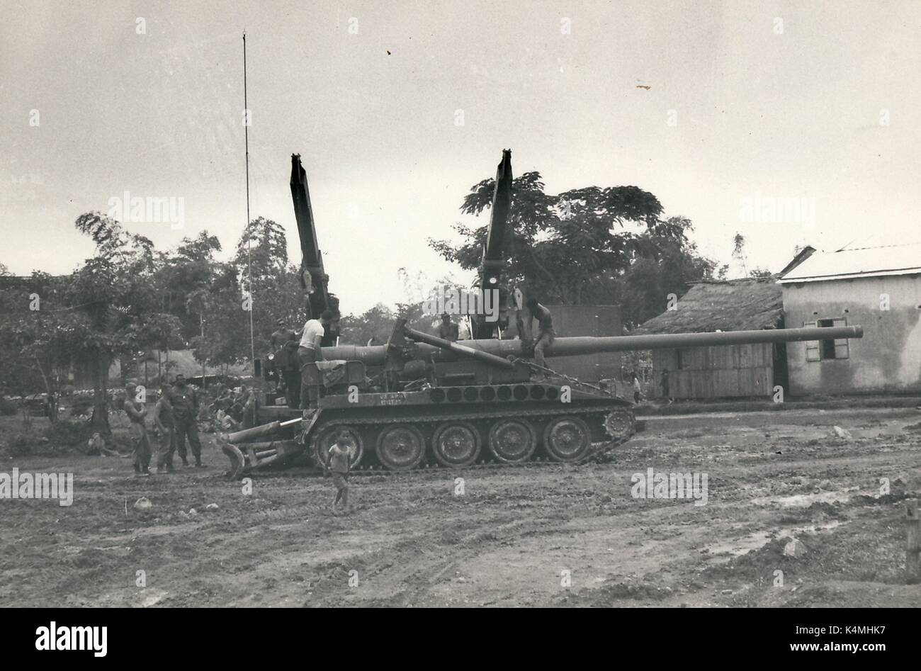 Les soldats utilisent un canon d'artillerie monté sur véhicule pendant la guerre du Vietnam, 1968. Banque D'Images