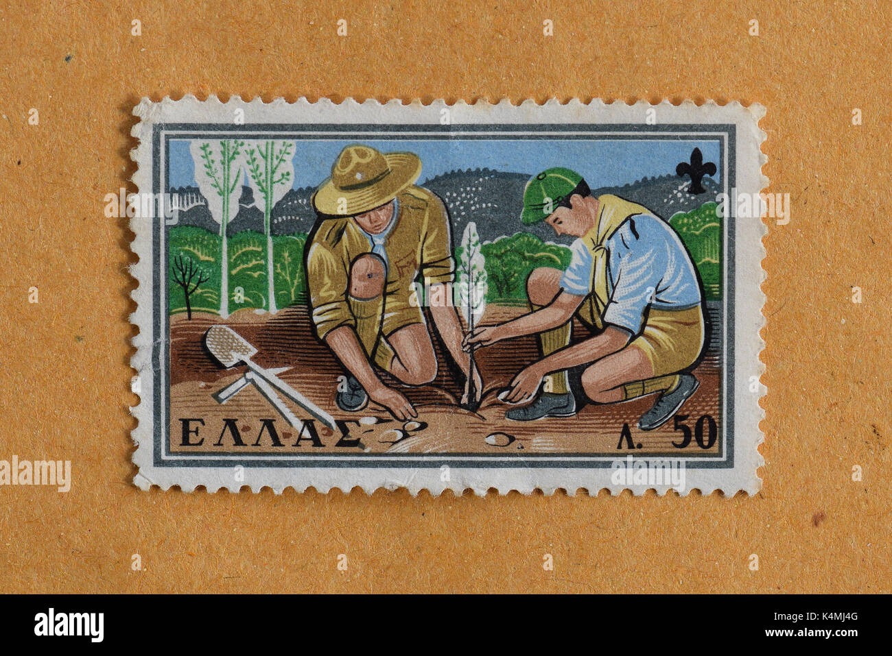 Grèce - vers 1960 : deux scouts planter un arbre sur l'illustration des timbres vintage imprimé par la poste hellénique. Banque D'Images