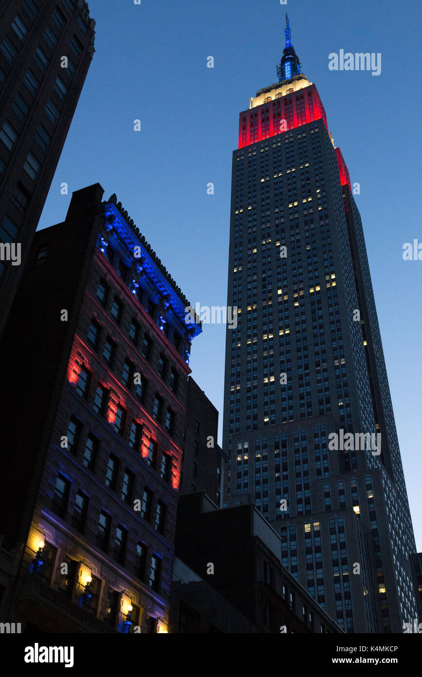 Empire state building domine le bâtiment ditson au crépuscule, NYC, usa Banque D'Images