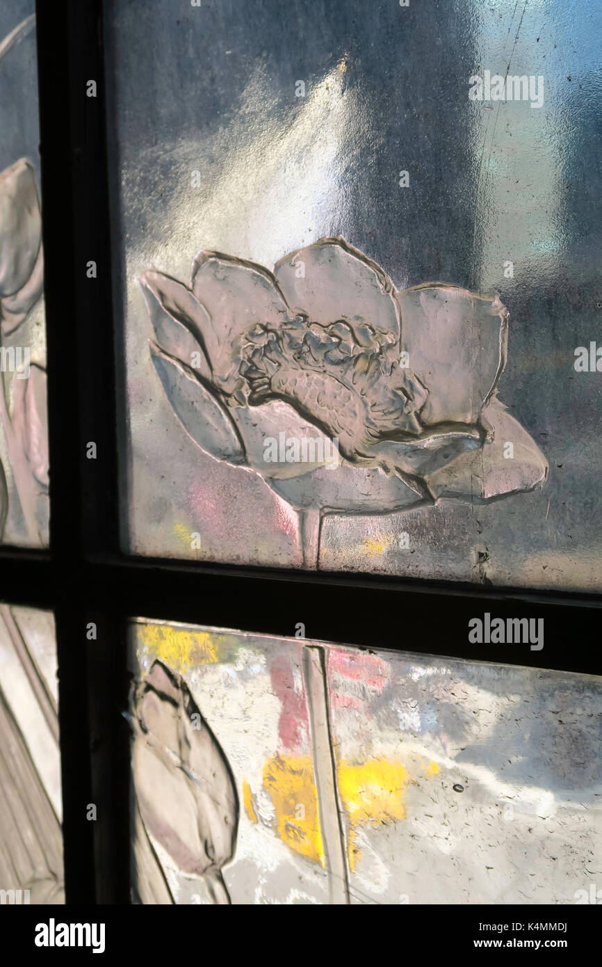 Détail des fenêtres de Lalique au magasin Henri Bendel, Fifth Avenue, NYC, Etats-Unis Banque D'Images