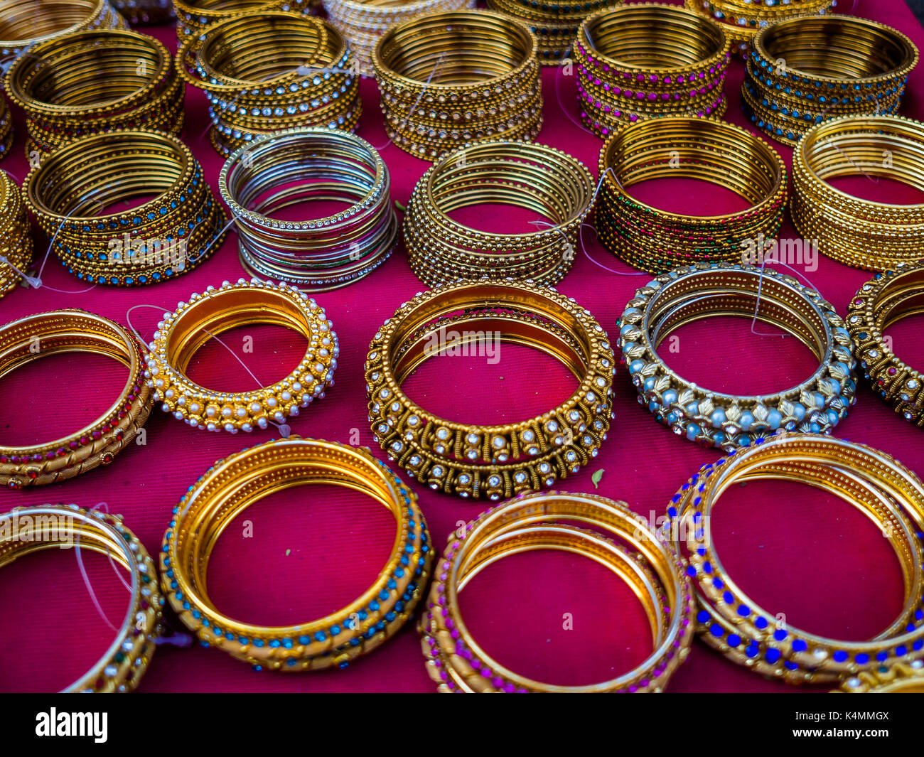 Un certain nombre de bracelets indiens traditionnels ou de brassards sur un marché à Jodhpur, Rajasthan, India Banque D'Images