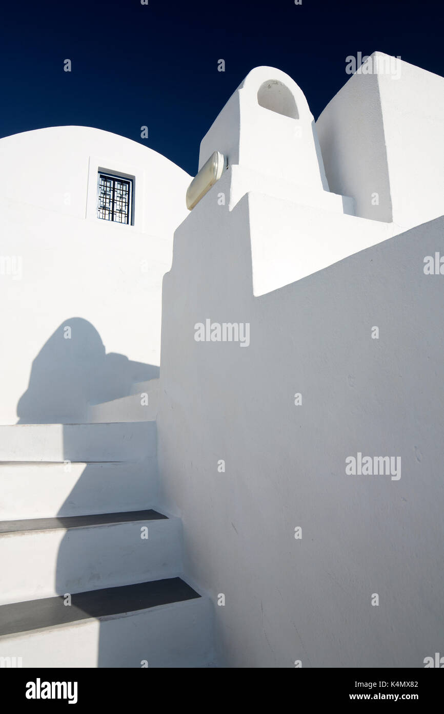 Bâtiments blanchis à la chaux contre ciel bleu, Imerovigli, Santorini, Cyclades, îles grecques, Grèce, Europe Banque D'Images