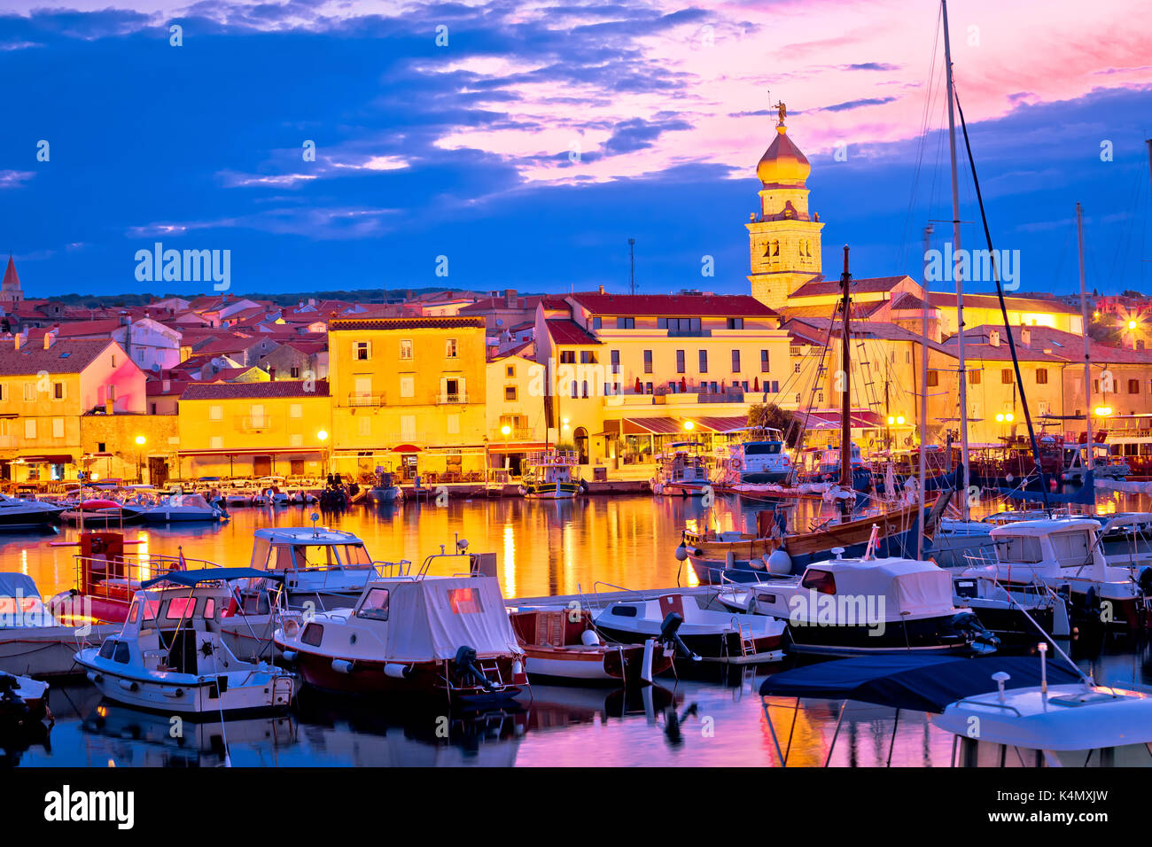 L'île historique ville de Krk l'aube vue front de mer, sur la baie de Kvarner archipel de Croatie Banque D'Images