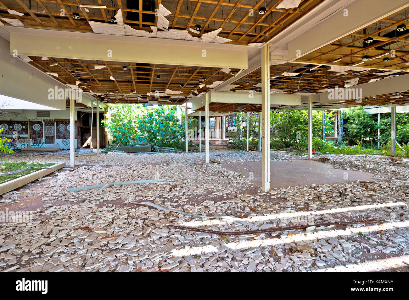 Krk, Croatie, 31 août 2017 : abandonnés et détruits hôtel de luxe palace haludovo à malinska, île de Krk, Croatie. Dans les années 1970 et 1980 il a été t Banque D'Images