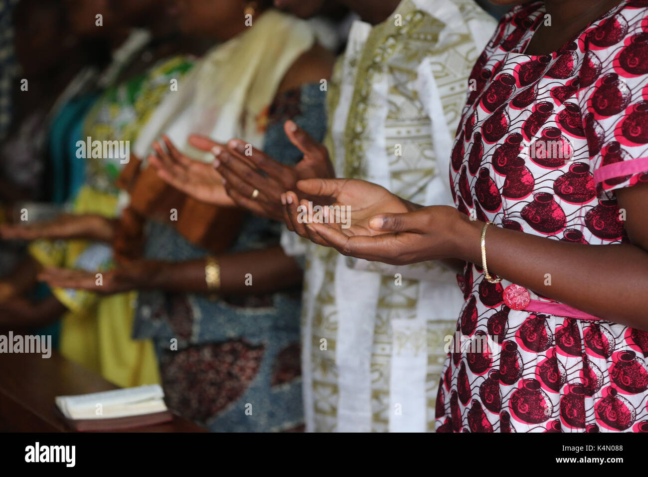 La prière, dimanche matin messe catholique, Lomé, Togo, Afrique de l'ouest, l'Afrique Banque D'Images