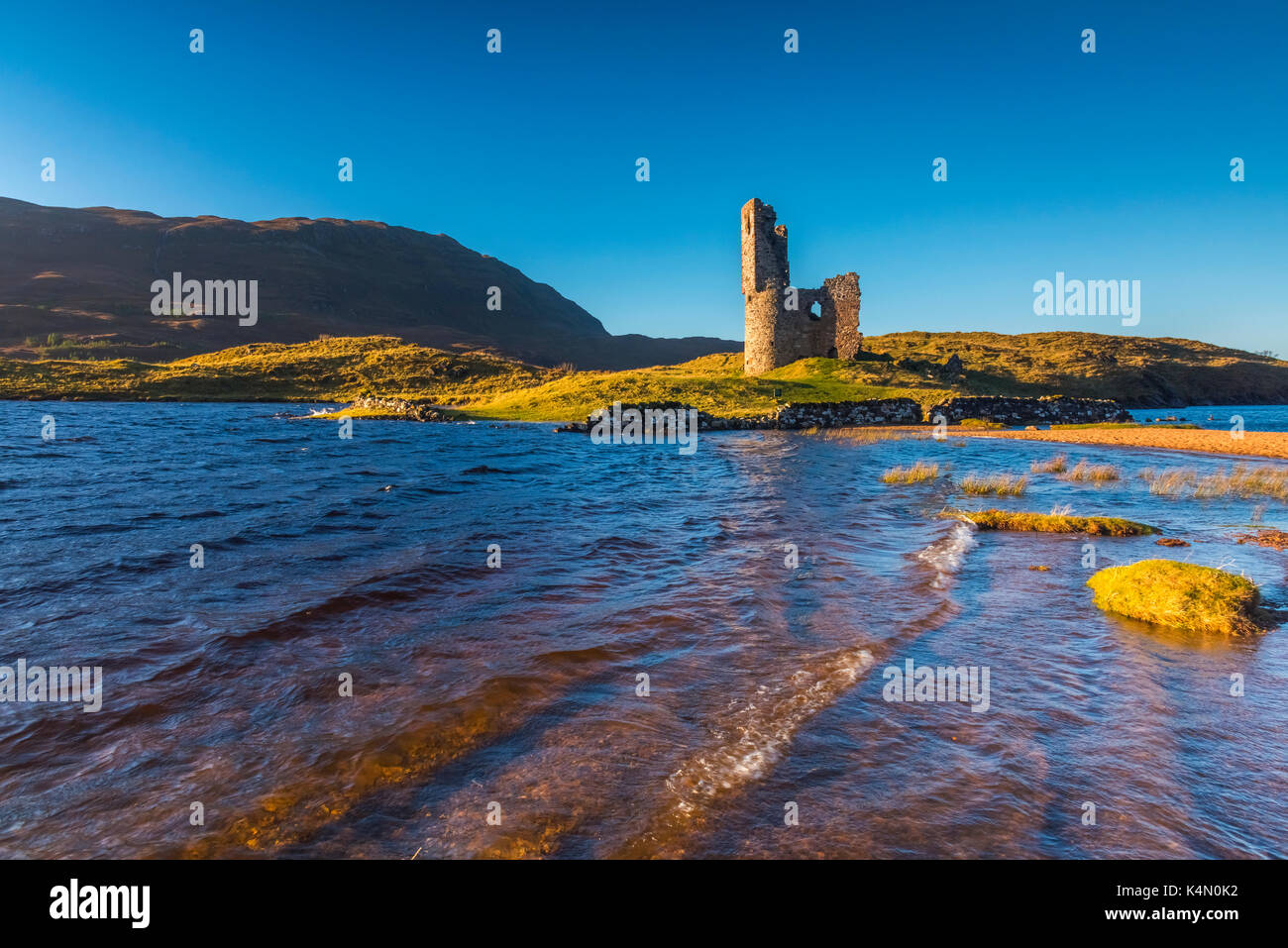 Loch assynt et ardvreck castle, lochinver, Sutherland, highlands, Scotland, Royaume-Uni, Europe Banque D'Images