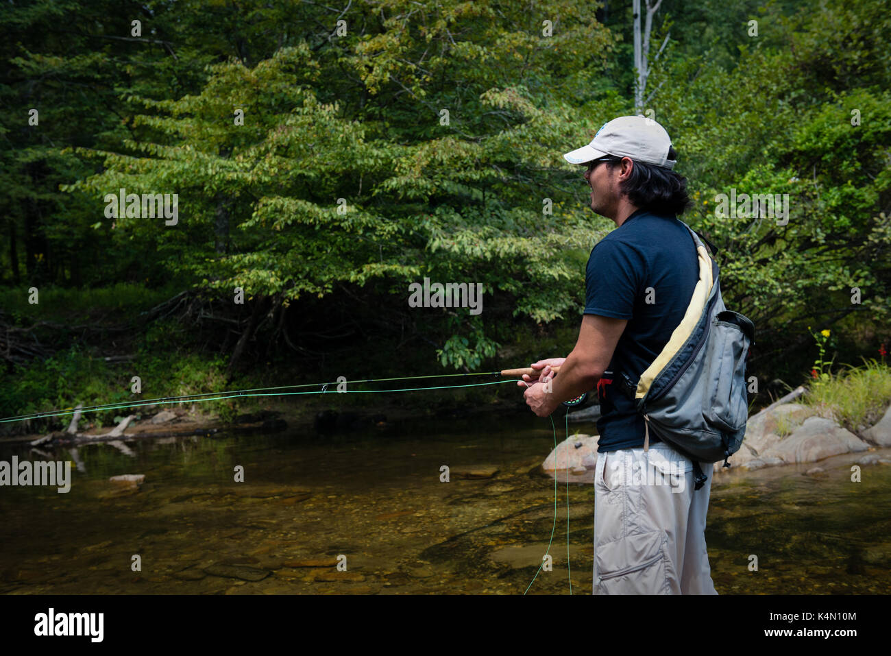Guide de la pêche à la truite - homme utilise canne à truites à pêcher pour la truite,bass,crapets arlequins,et le poisson-chat Wilson Creek North Carolina wilderness man fishing Banque D'Images