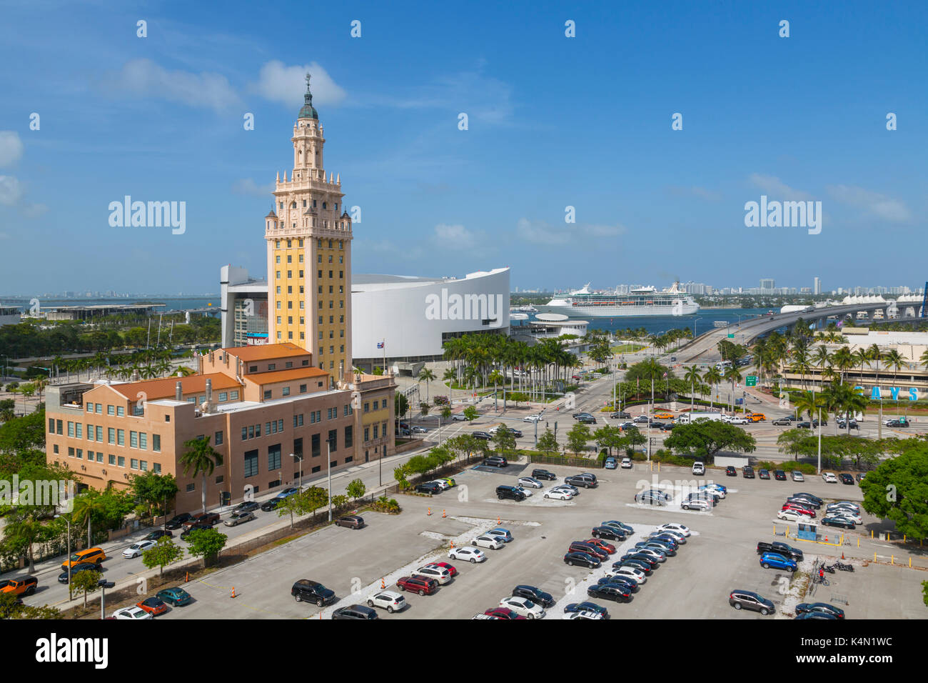 The Freedom Tower et American Airlines Arena dans le centre-ville de Miami, Miami, Floride, États-Unis d'Amérique, Amérique du Nord Banque D'Images