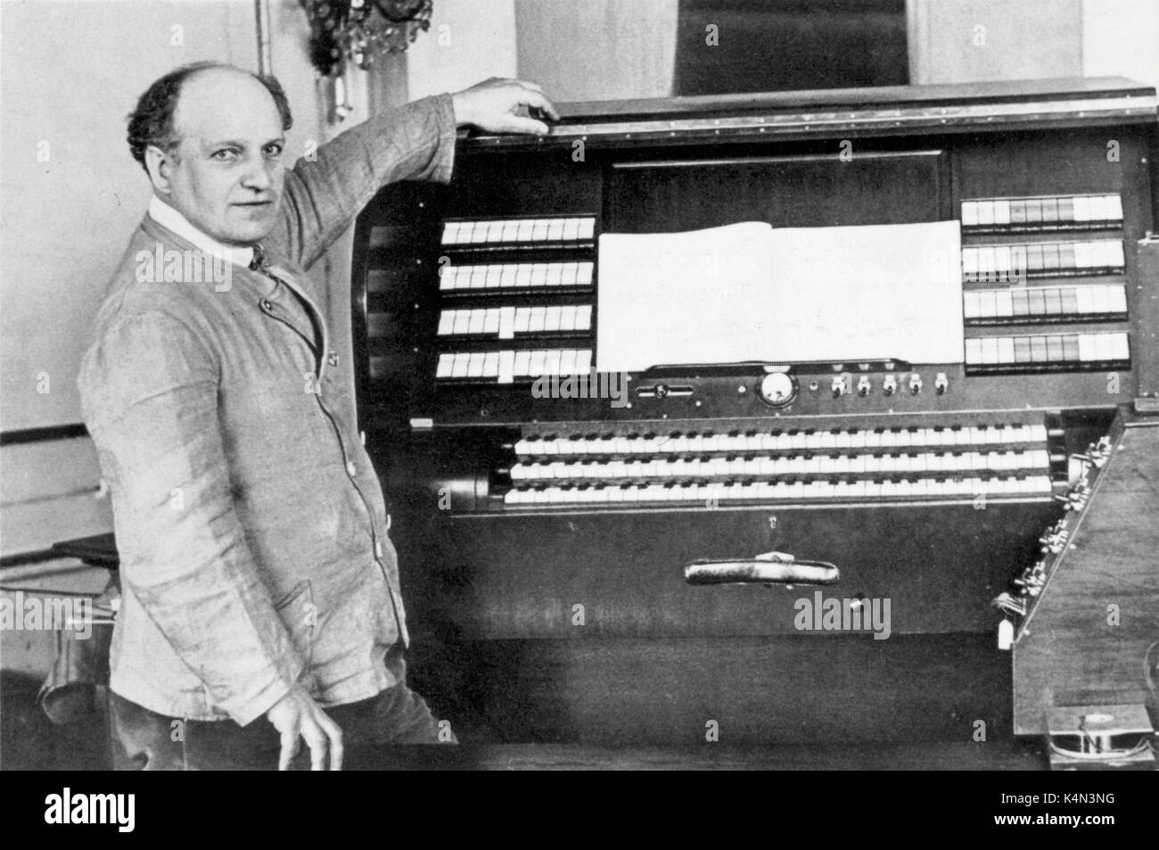 MAGER, Jörg - en 1930 Comité permanent par son invention, le PARTITUROPHONE (orgue électronique), théoricien de la musique allemand et pionnier de la musique électronique 1880-1969 Banque D'Images