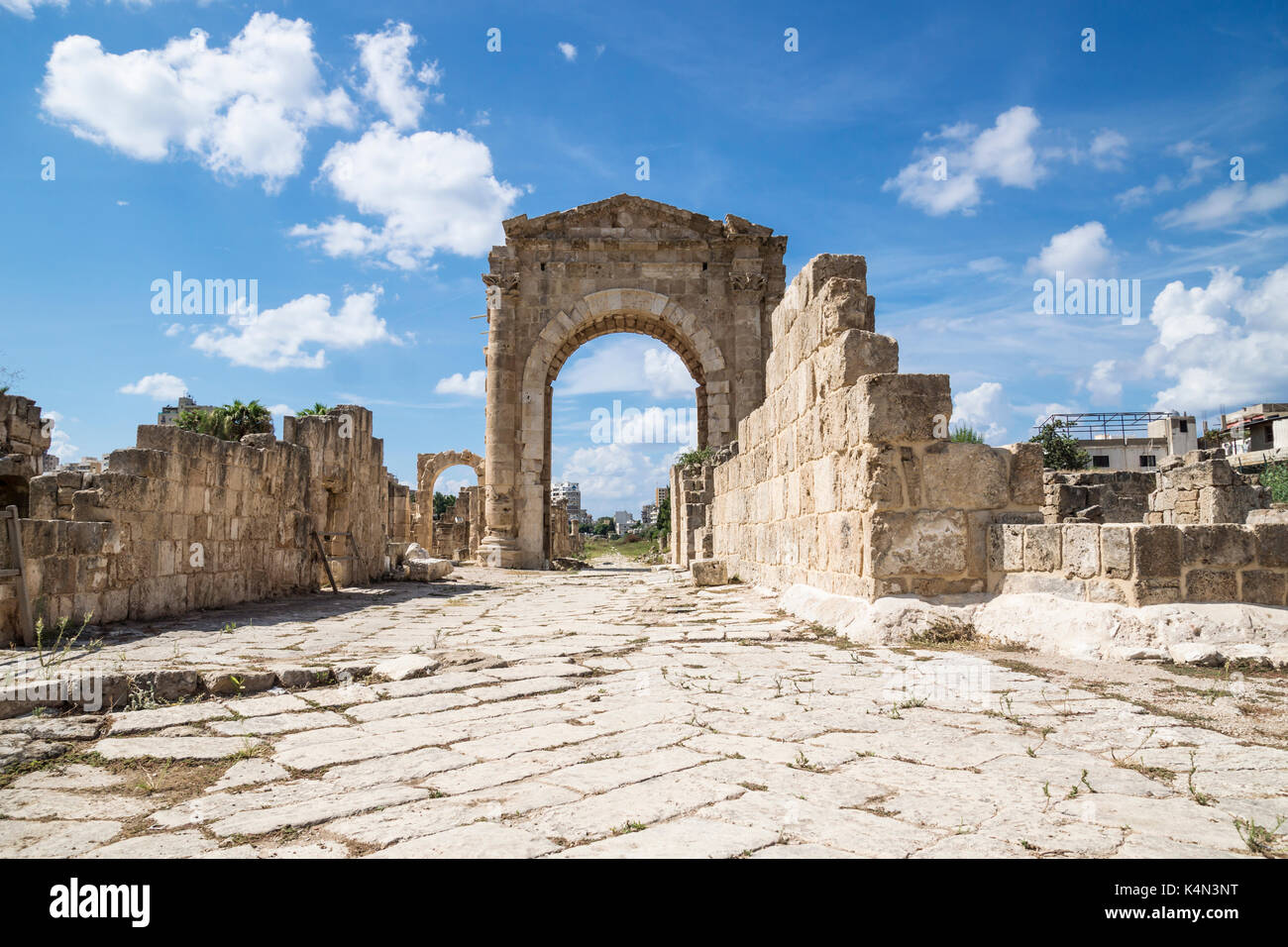 Al bass Route Byzantine Avec L arc De Triomphe En Ruines De Tyr Liban 