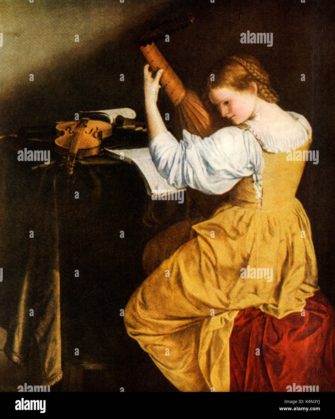 Fille jouant du luth après peinture du Caravage. Le violon et l'archet sur table. Les tuyaux également et partitions Violon Renaissance. Banque D'Images