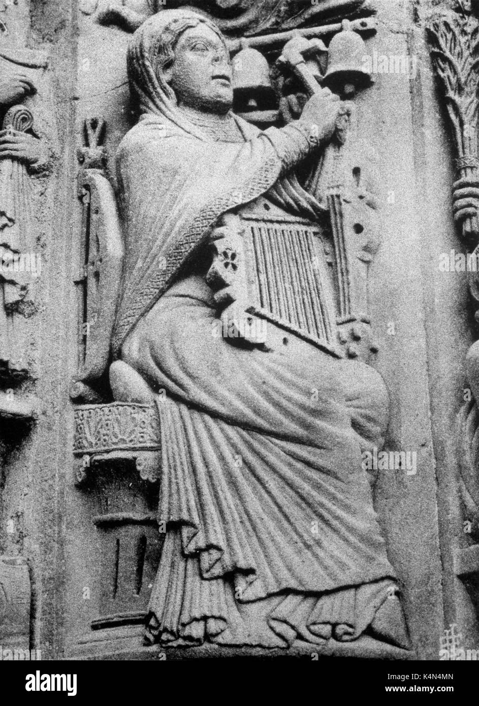 - Musicien jouant des instruments médiévaux de cloche glockenspiel, violon et psaltérion holding 12thC Sculpture sur la cathédrale de Chartres Banque D'Images