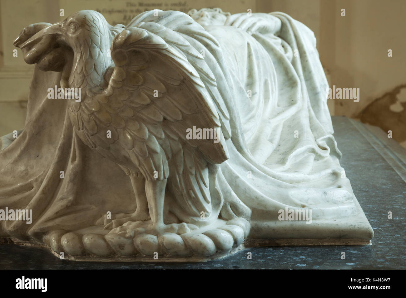 Finement sculptée Aigle avec un serpent faisant partie d'un tombeau en marbre noir et blanc à l'intérieur de l'église de St Peter et St Paul, Exton, Rutland, Angleterre. Banque D'Images