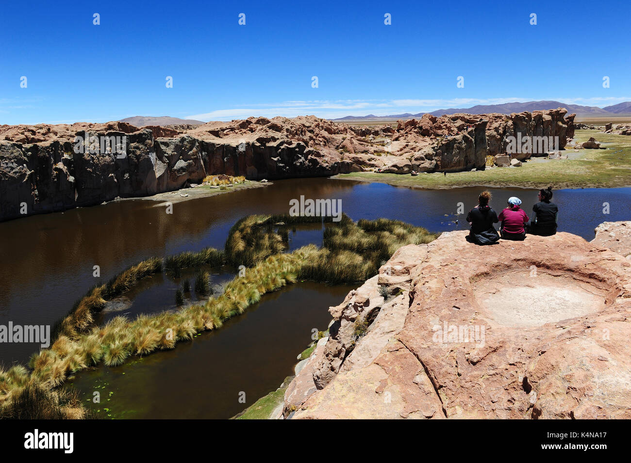 Des gens assis sur un rocher surplombant la Laguna Negra, le sud de la bolivie Banque D'Images