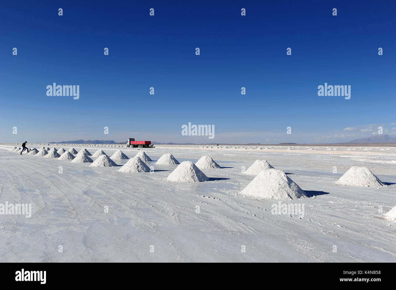 Un camion près d'une série de cônes de sel dans les salines à Uyuni, Bolivie Banque D'Images