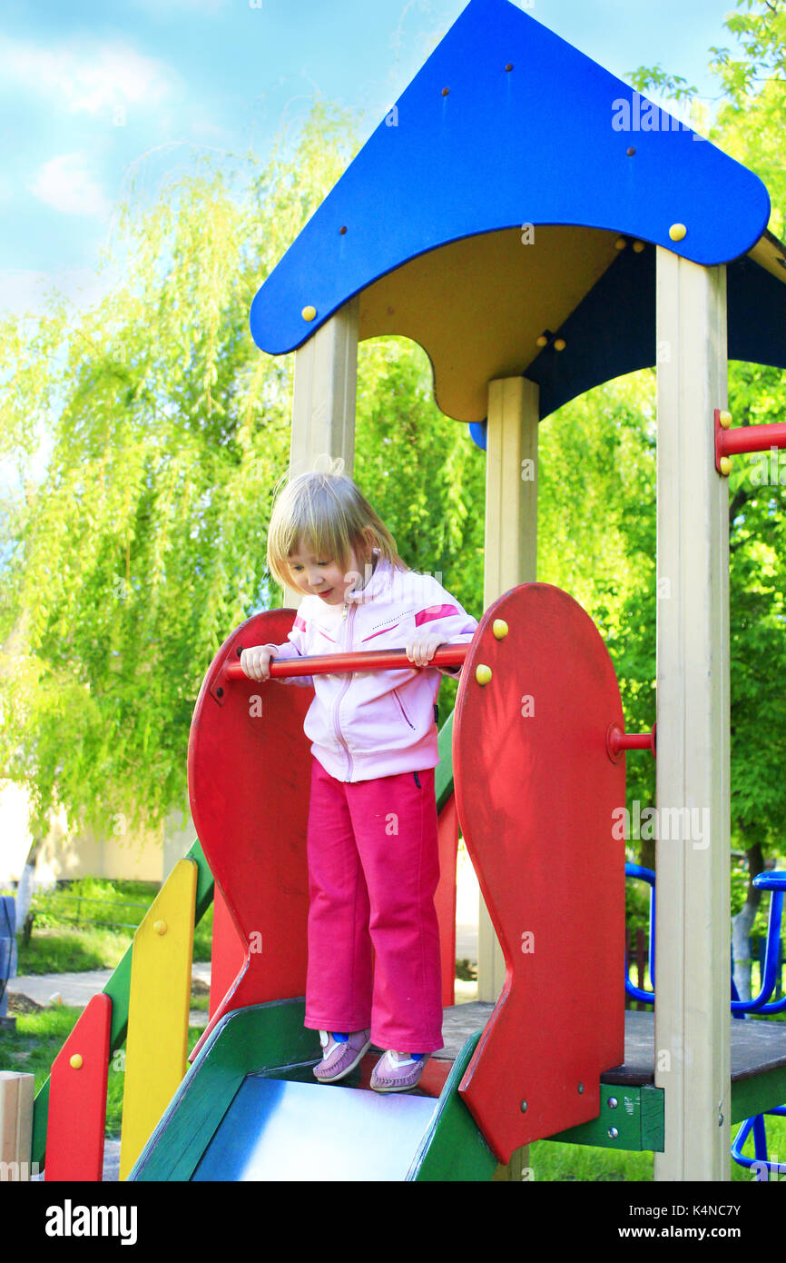 Peu heureux fille joue sur la chidish hill Banque D'Images