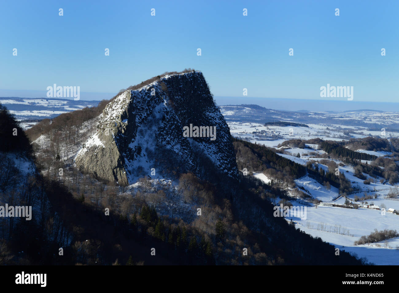 Montagne paysage volcanique. tuilire rock en Auvergne, France. Banque D'Images