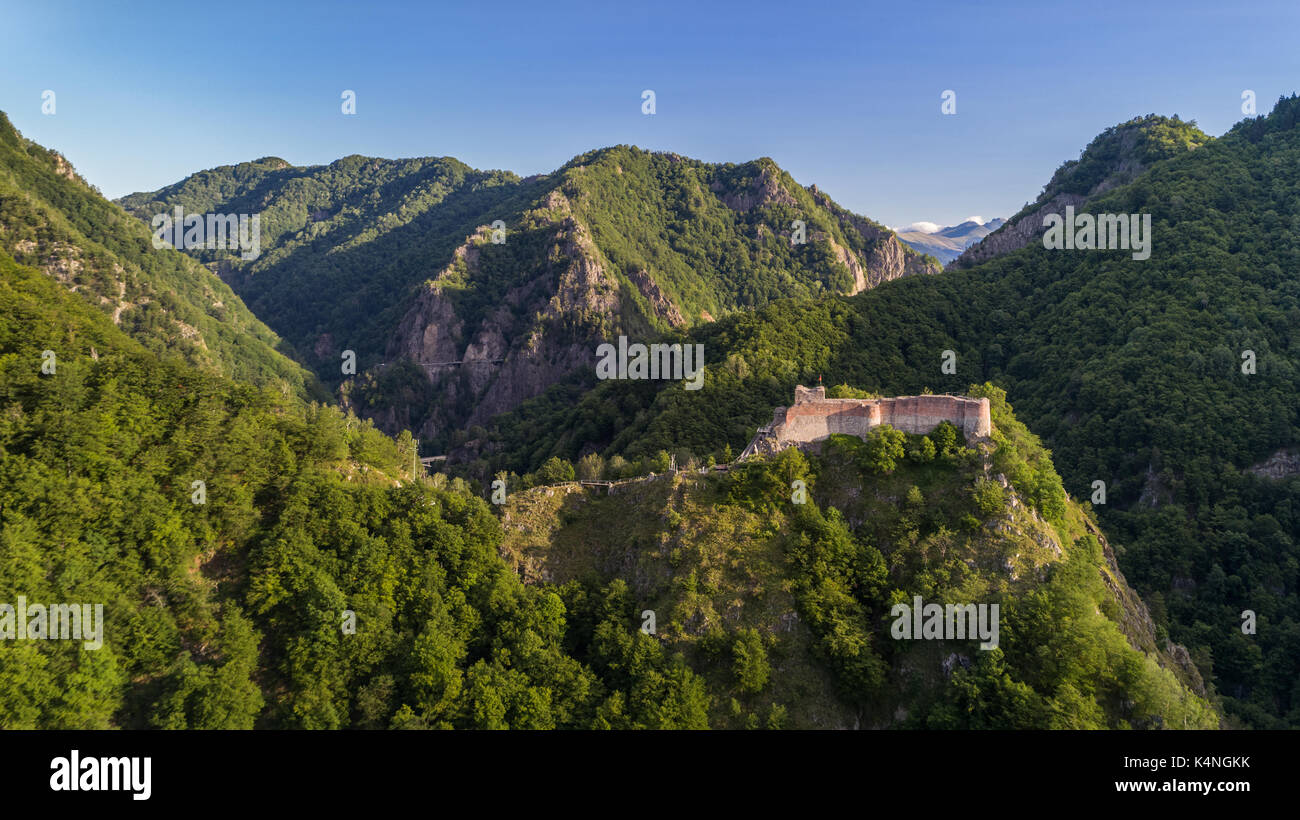 Vue aérienne de la forteresse de poenari ruinée, Roumanie Banque D'Images