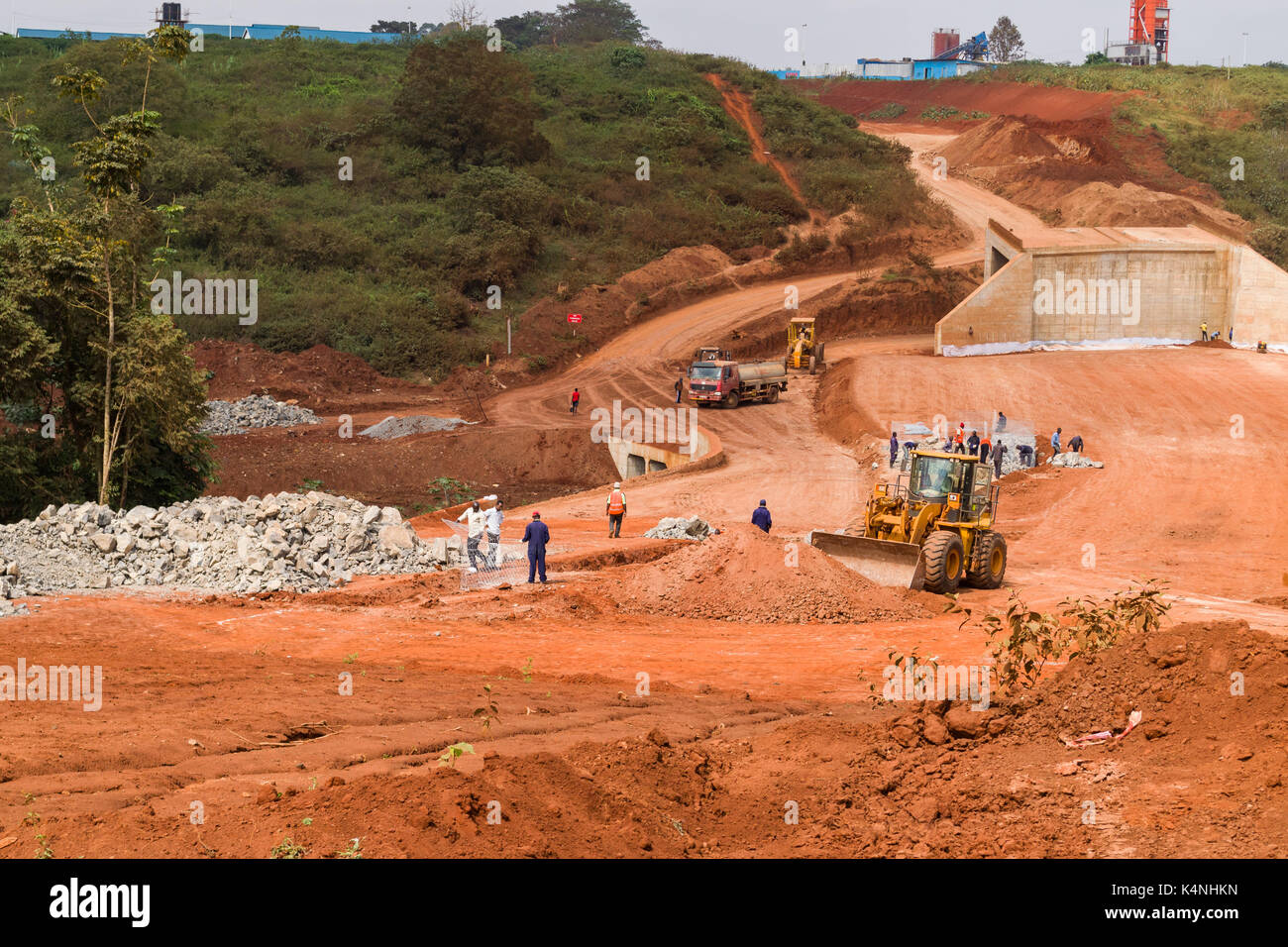 Les travailleurs de la construction et de l'équipement lourd la construction de la route de liaison Redhill Westlands, Nairobi, Kenya Banque D'Images