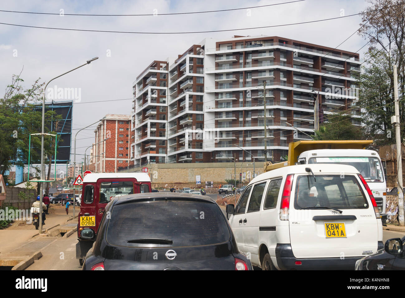 La congestion du trafic de véhicules lourds sur la route Likoni durant la journée, Nairobi, Kenya Banque D'Images