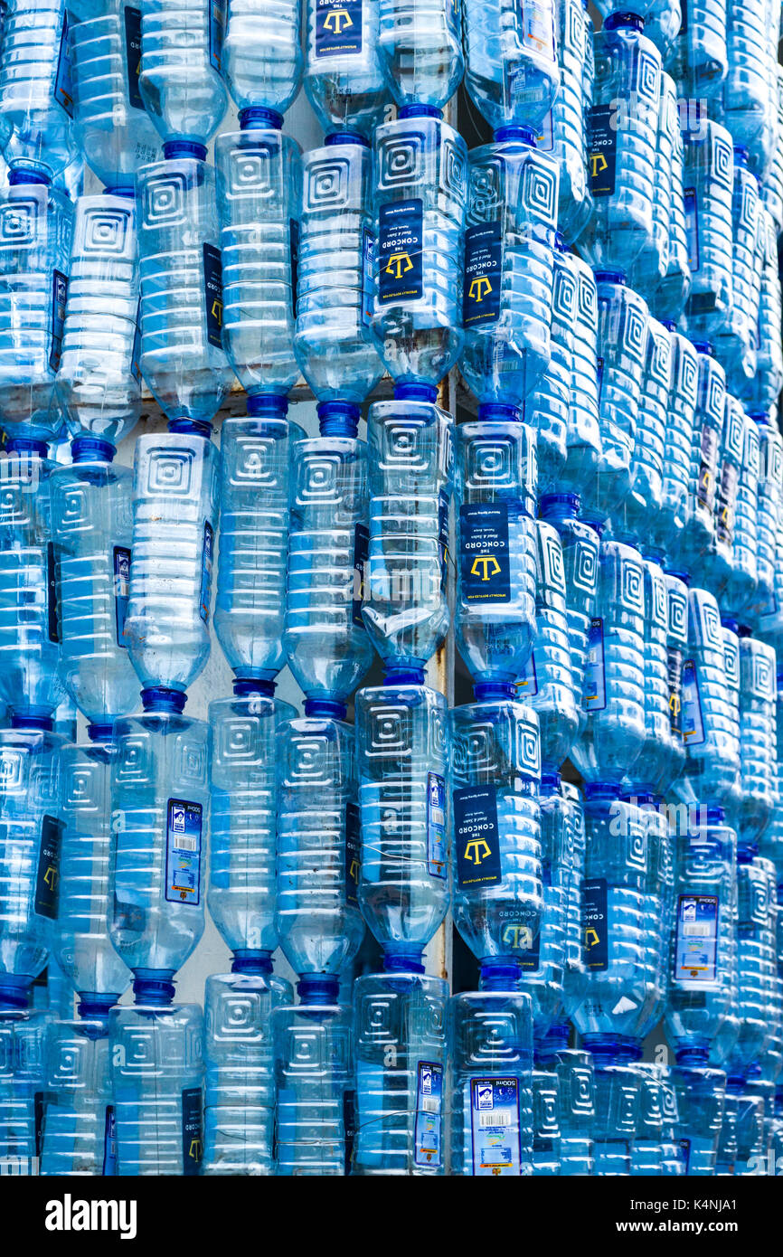 Rangées de bouteilles d'eau en plastique vides suspendus, Nairobi, Kenya Banque D'Images