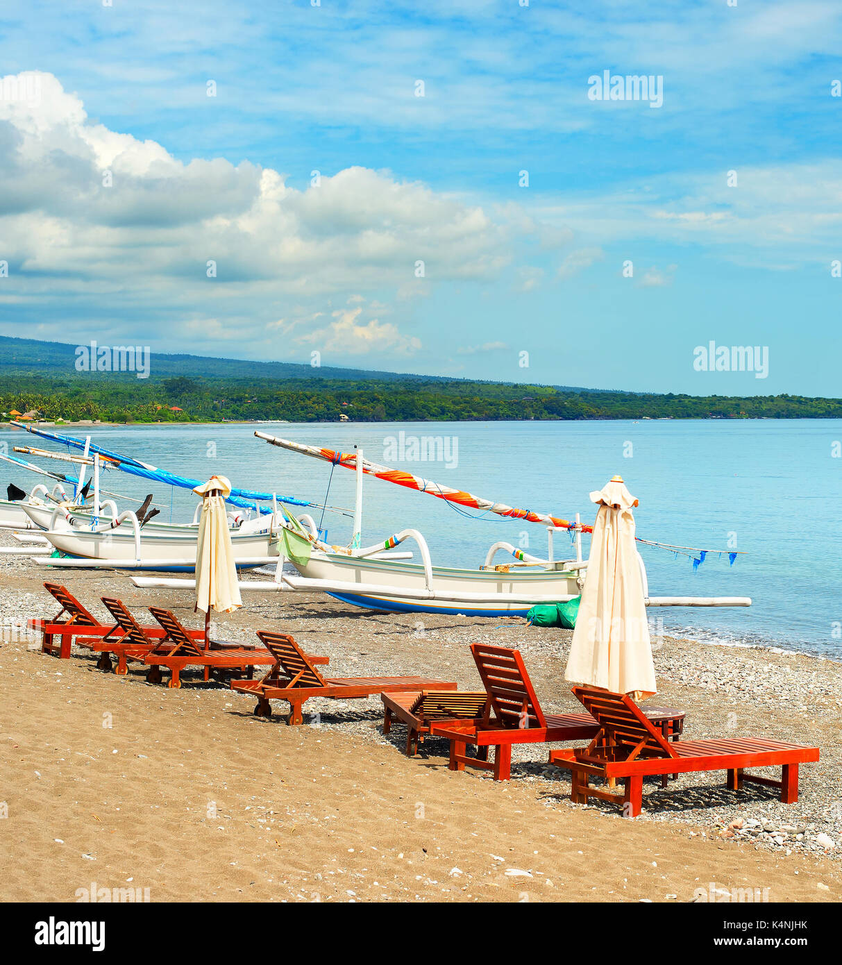 Chaise longue et bateaux de pêche sur la plage. amed, bali island, Indonésie Banque D'Images