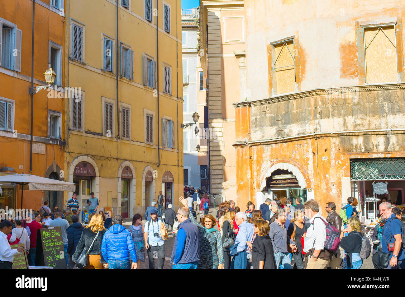 Rome, Italie - nov 01, 2016 : les gens marcher sur rue de la vieille ville de Rome. Rome est la 3ème ville la plus visitée de l'UE, après Londres et Paris, et réc Banque D'Images