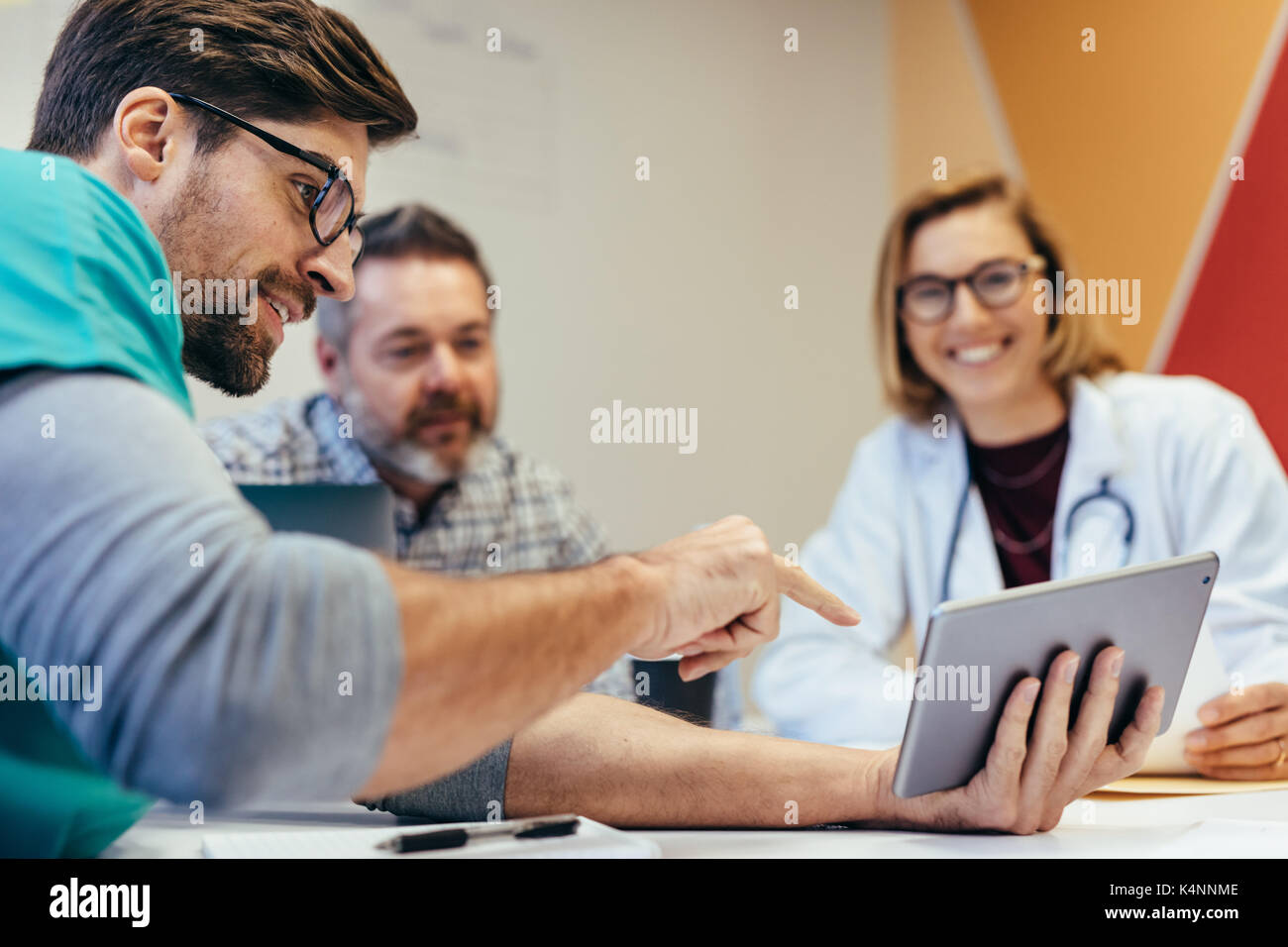 Professionnel de la médecine présente son équipe de planification de réunion. D'information du matin de personnel médical en salle de réunion. Banque D'Images
