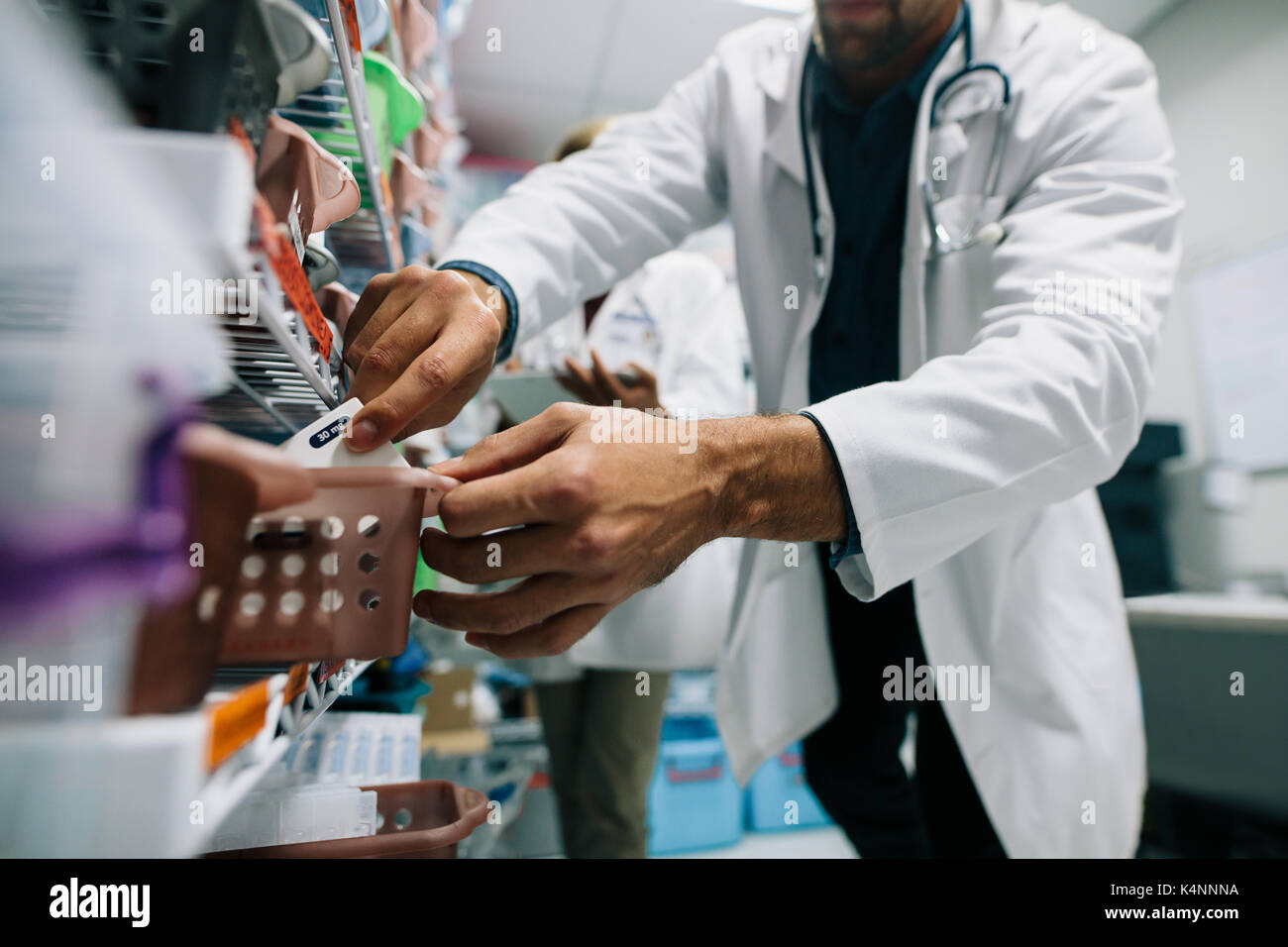Médecin part trouver un médicament en pharmacie d'hôpital. Le personnel médical à des médicaments en pharmacie. Banque D'Images
