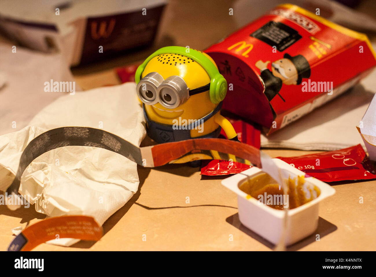 McDonald's Toy gratuit larbins parmi les déchets de table dans un restaurant mcdonalds à Limerick, Irlande Banque D'Images