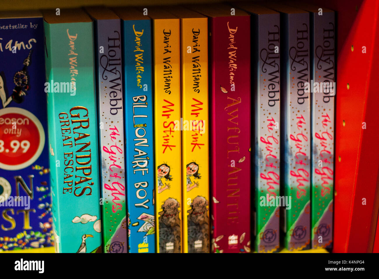 David Walliams, enfants Enfants Livres sur une étagère sur l'affichage dans une librairie à Dublin Irlande du livre pour enfants, pour les enfants, la lecture de livres, l'enfance concept Banque D'Images