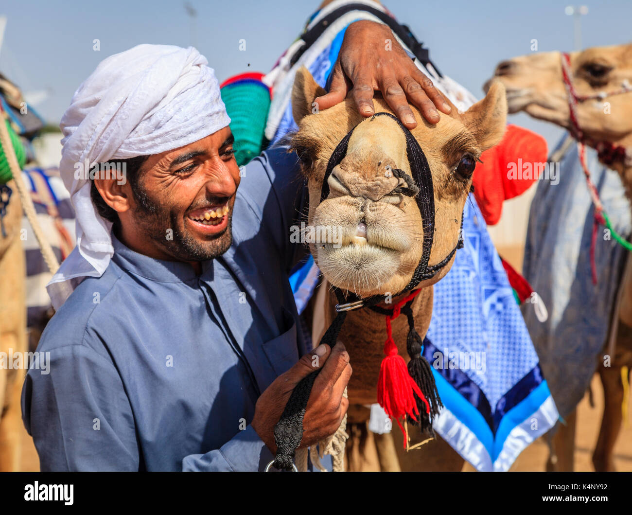 Dubaï, Émirats arabes unis - mars 25, 2016 : gestionnaire de chameau avec son animal au Dubai camel racing club Banque D'Images
