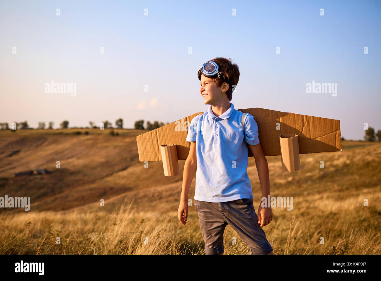 Garçon enfant pilote avec les ailes sur la nature Banque D'Images