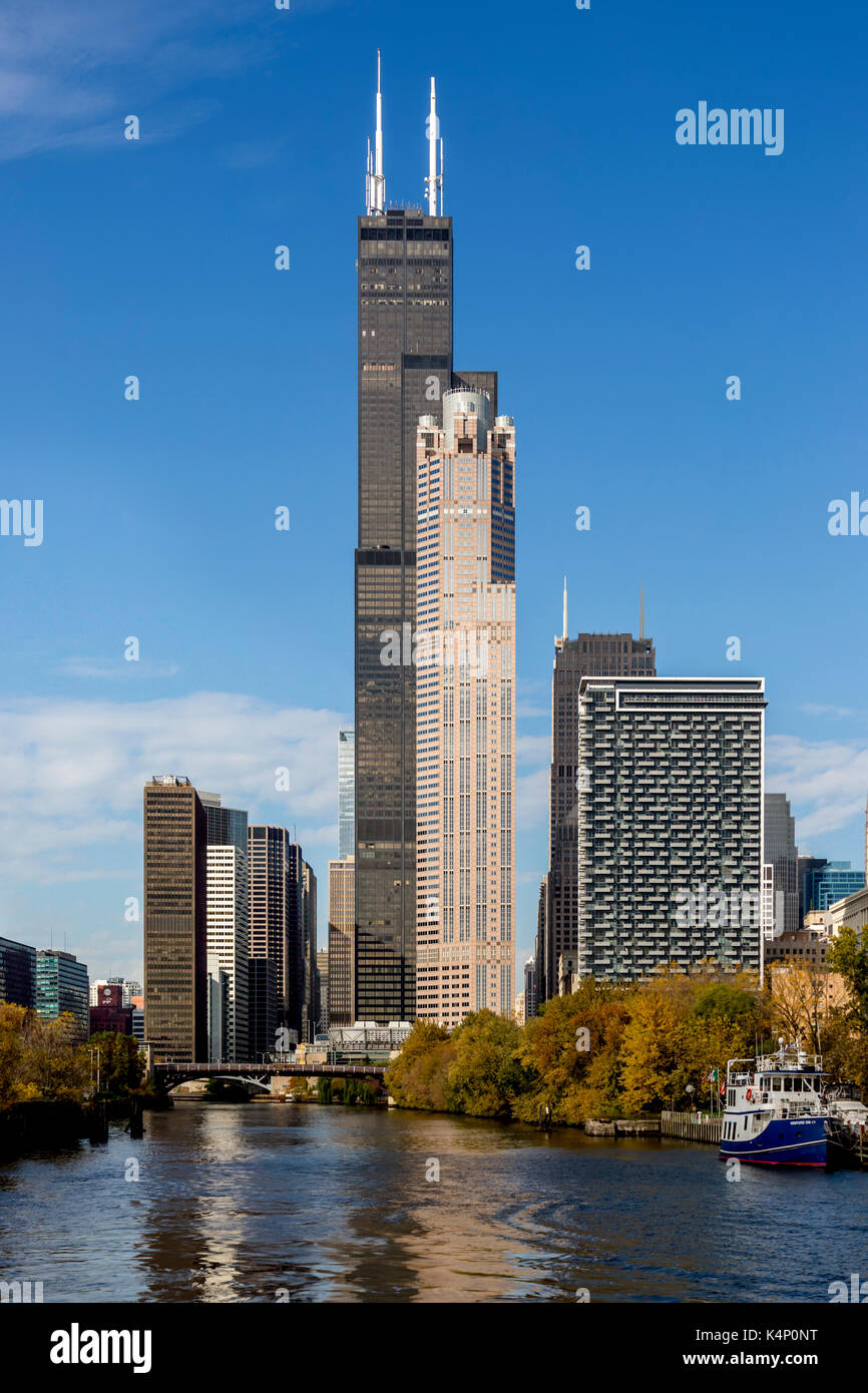 Chicago Illinois, États-Unis - 3 novembre 2016. Chicago Cityscape depuis la rivière, plusieurs bâtiments en vue, dont la Willis Tower, 311 South Wacker A. Banque D'Images