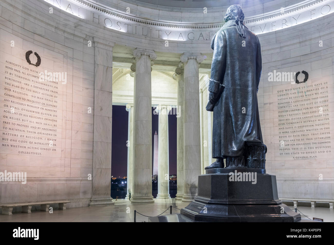 Jefferson Memorial vus de derrière y compris des extraits du projet de loi pour l'établissement de la liberté religieuse et de nombreuses autres sources. au loin le Banque D'Images