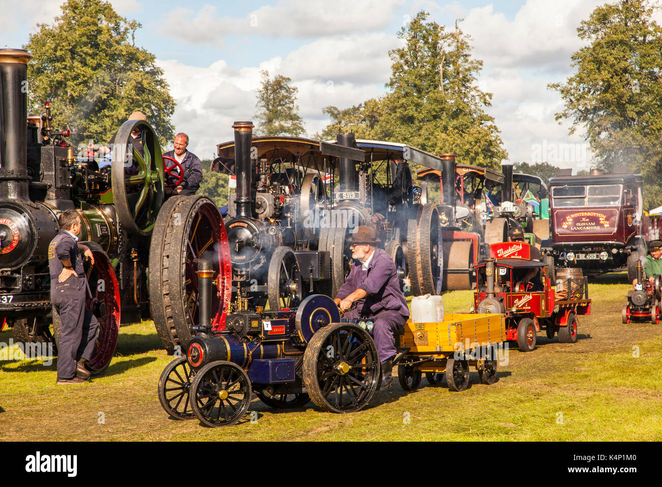 Les moteurs de traction et de traction sur les moteurs mini parade à la vapeur et un rassemblement annuel juste à Astle park Chelford dans Cheshire Banque D'Images