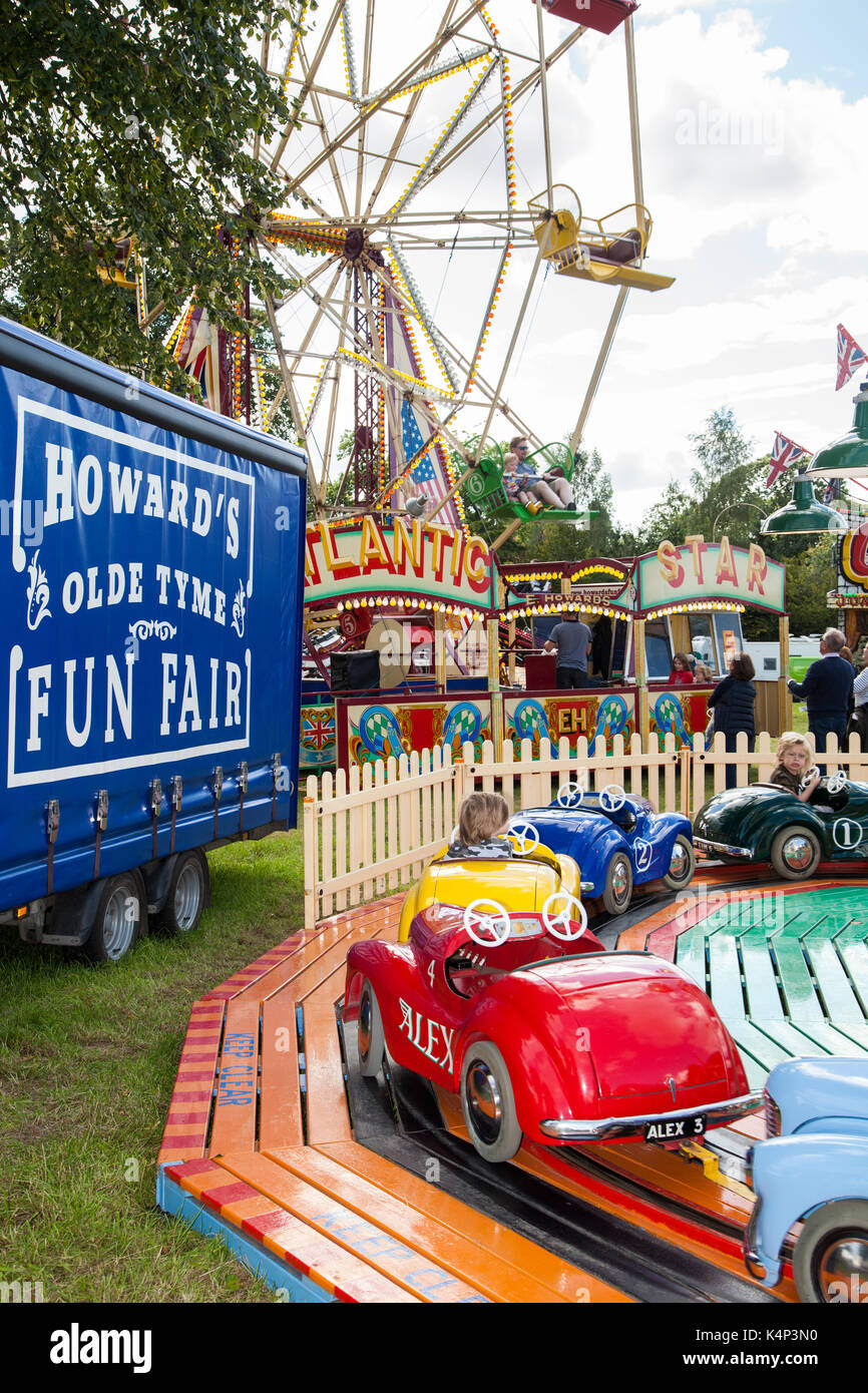 Vintage old time fête foraine et machine à vapeur rassemblement au parc Astle Chelford dans Cheshire Banque D'Images
