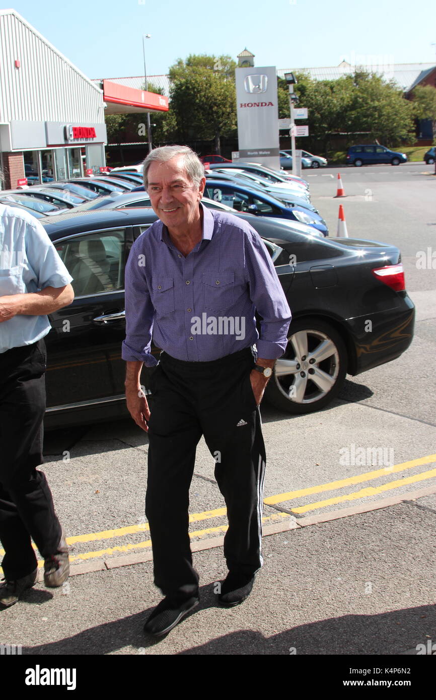 Des O Connor arrivant à la Venue Cymru Llandudno Banque D'Images