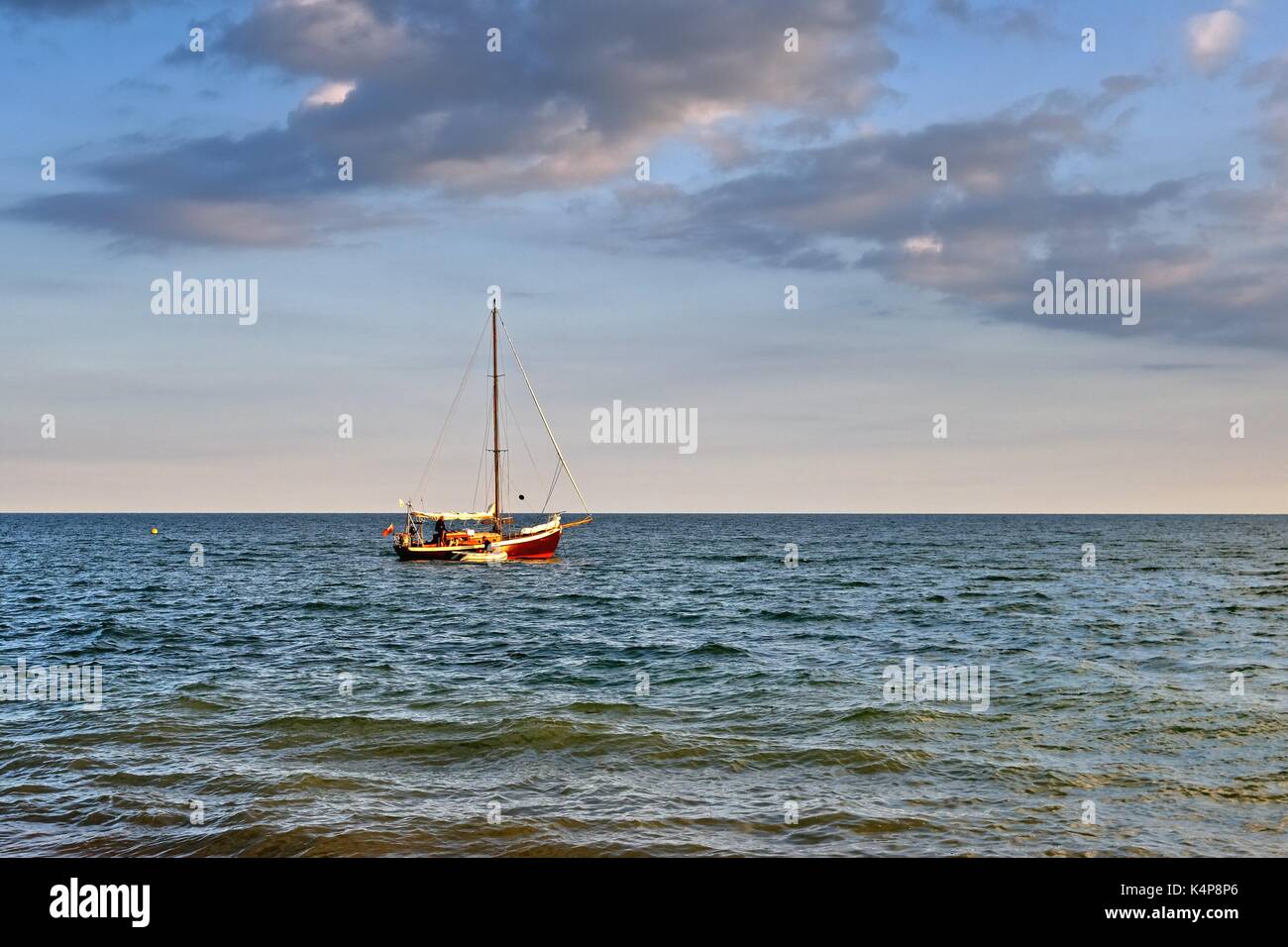 Yacht unique ancré au large de la plage de Hastings Sussex UK Banque D'Images