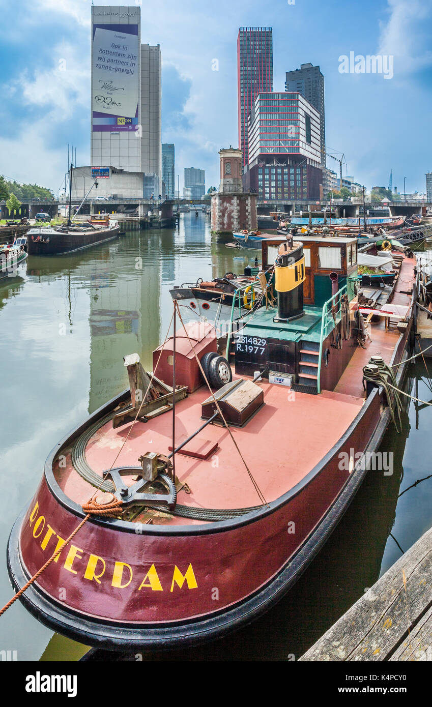 Pays Bas, Hollande-du-Sud, de Rotterdam, quartier maritime, les marchandises en vrac river bateaux amarrés à Wijnhaven Banque D'Images