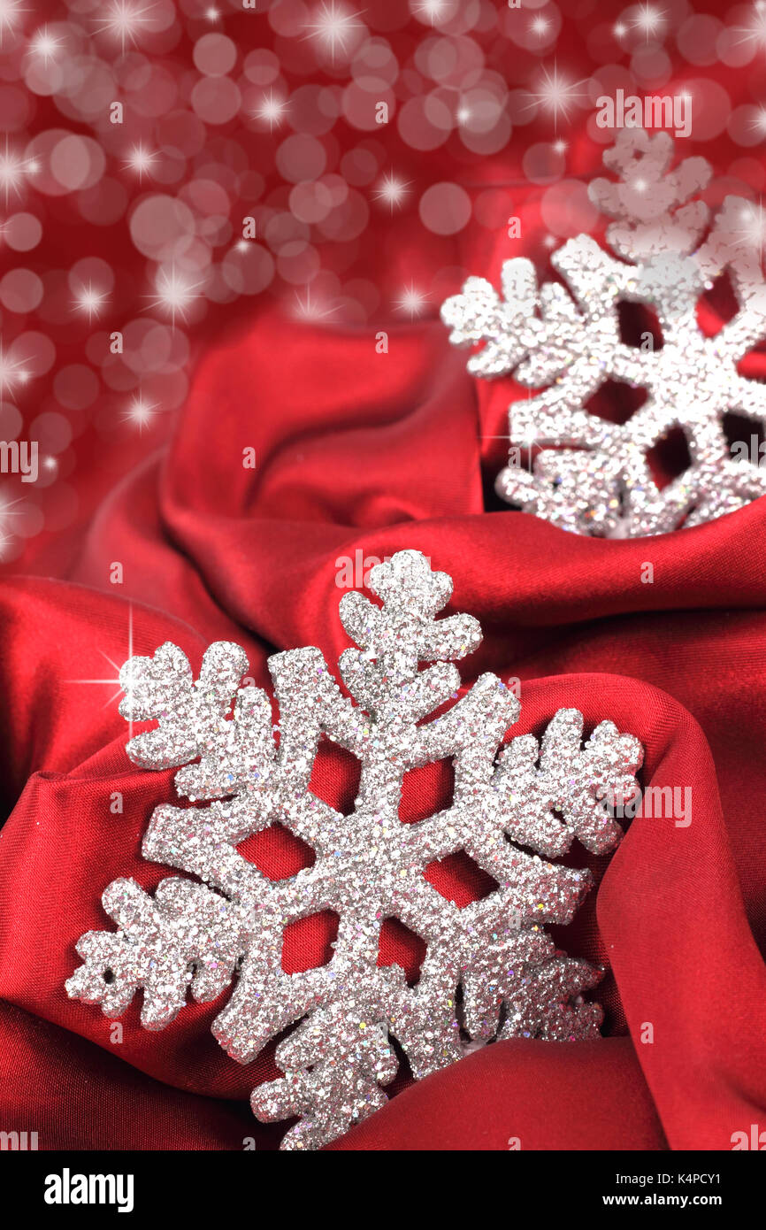 Le flocon de neige sur fond de satin rouge Banque D'Images