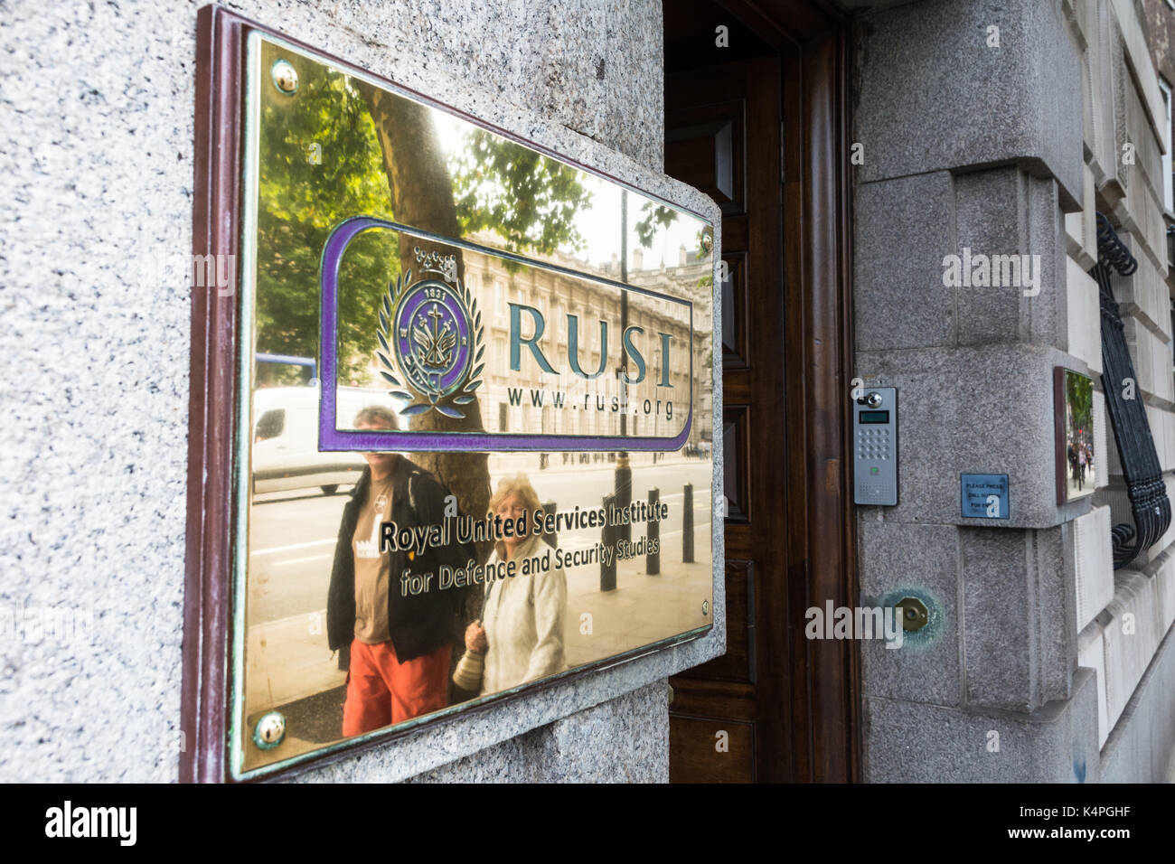 Plaque en laiton devant l'entrée du Royal United Services Institute for Defense (RUSI) et Security Studies sur Whitehall, Londres, Angleterre, Royaume-Uni Banque D'Images