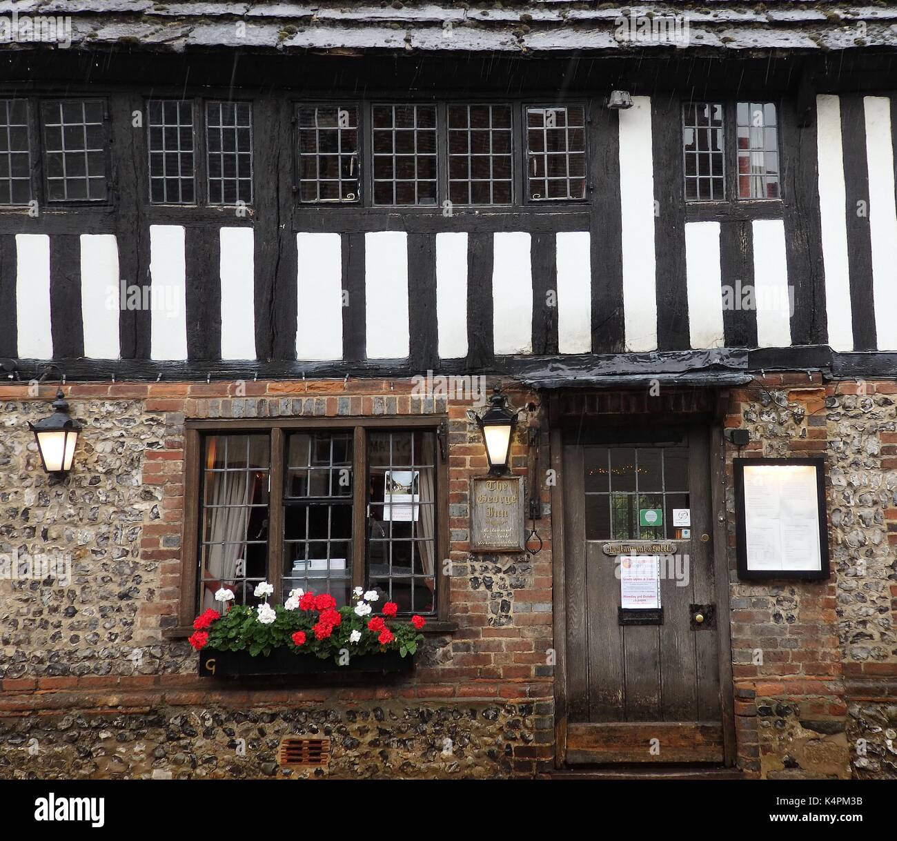 Le George Inn dans le village historique de 1 156 km, East Sussex. Une ambiance 14e siècle english inn aka pub parfaite pour les froides nuits d'hiver Banque D'Images